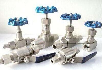 Gas natural forjado del ángulo de aguja de la válvula de funcionamiento del medio del aceite de acero del agua